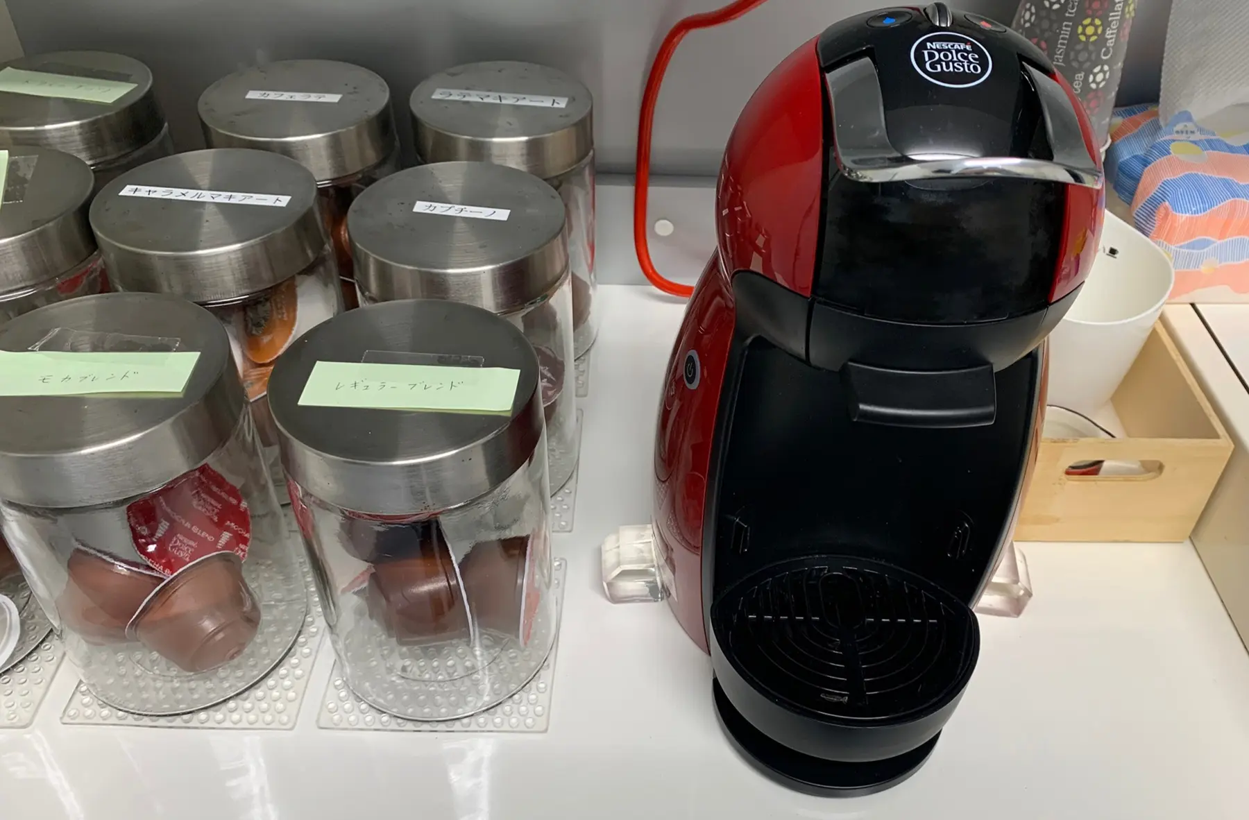 ビタブロック(□30)とビタシートでコーヒーメーカーと入れ物を固定